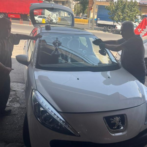 شیشه جلو پژو 207